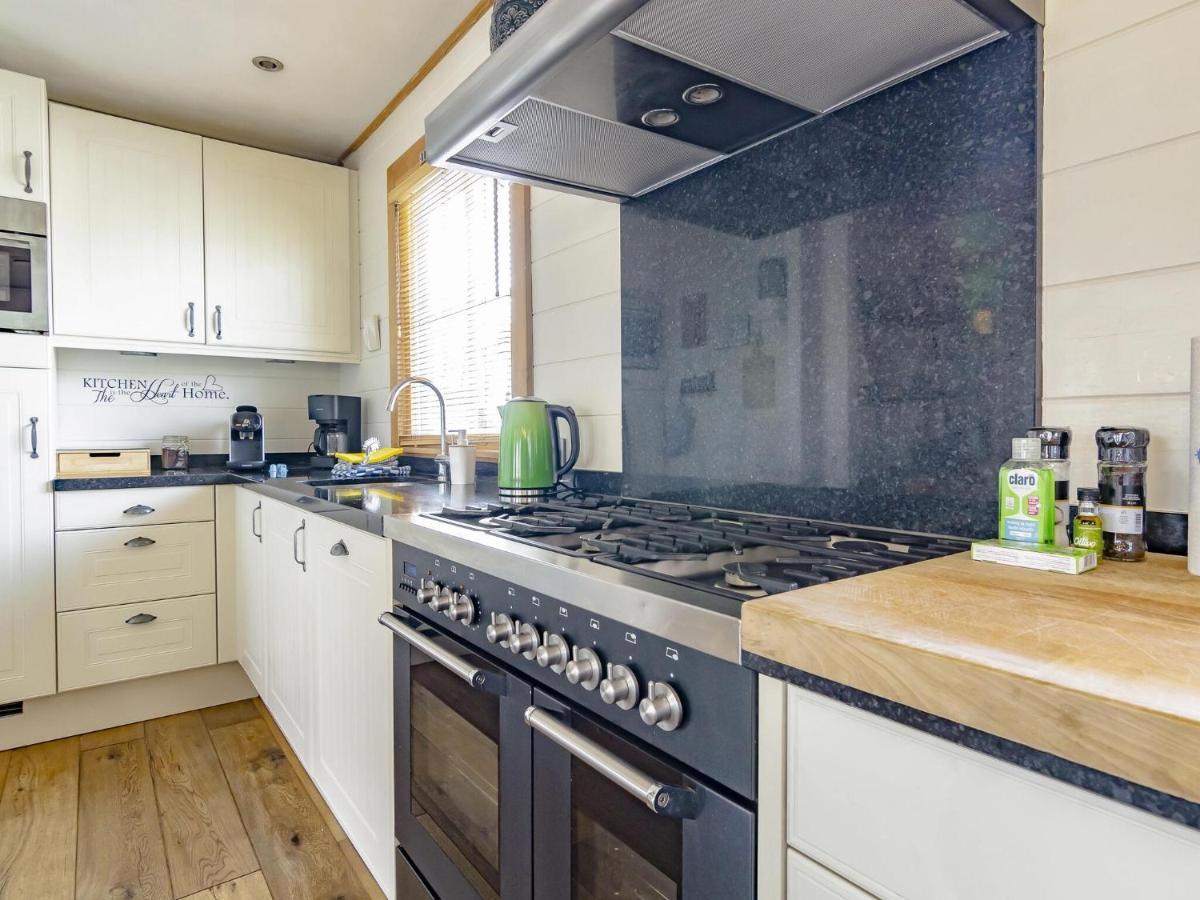 Beautiful Holiday Home With Private Terrace Kropswolde Bagian luar foto